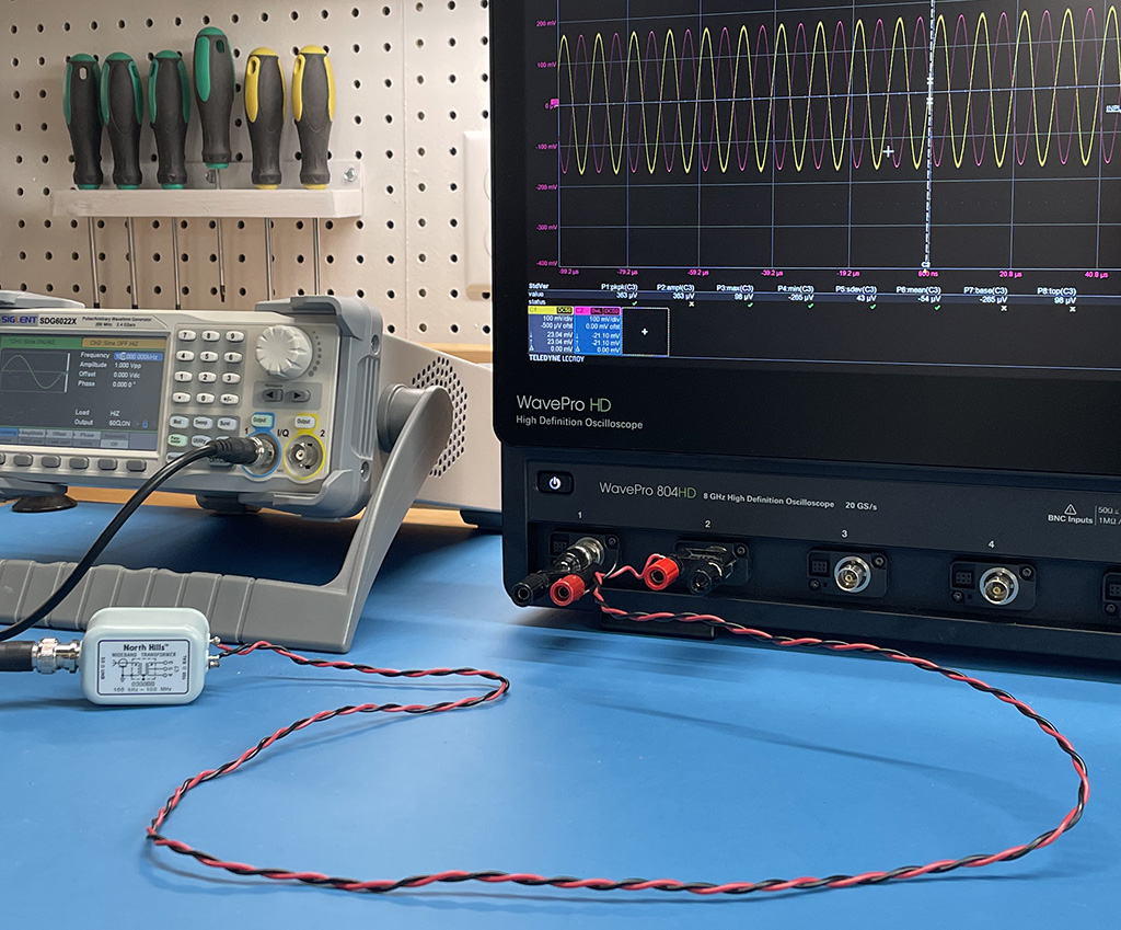 differential noise source driving two channels of an oscilloscope