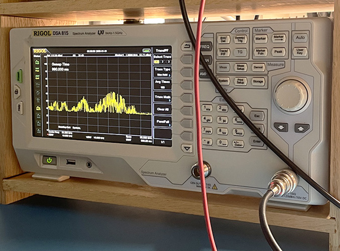 spectrum analyzer displaying peak-hold response to multiple transient pulses