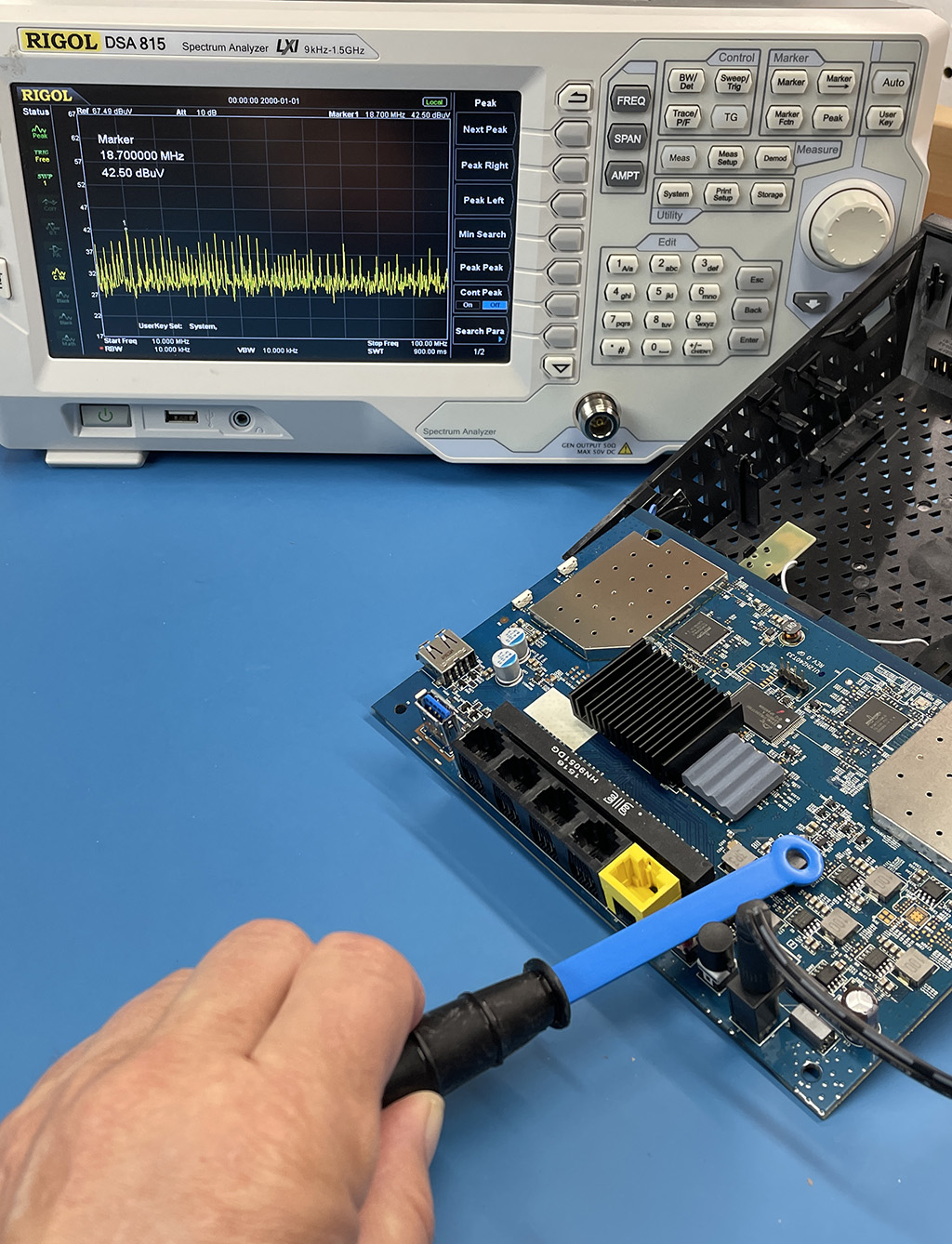 making a measurement using a near magnetic-field probe